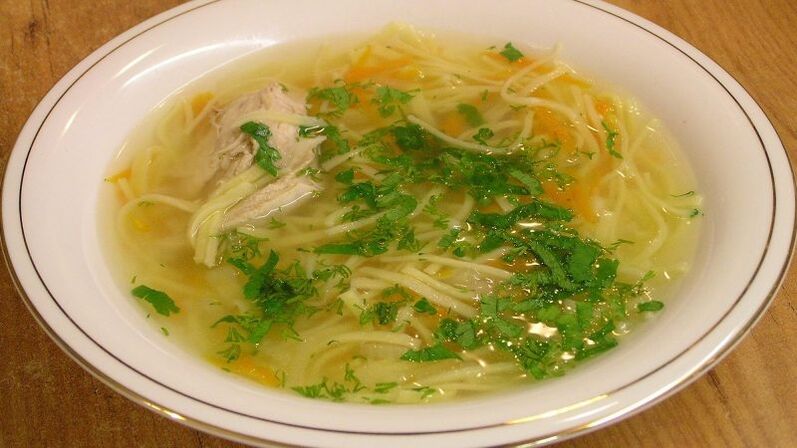 soupe au poulet avec des nouilles pour la gastrite