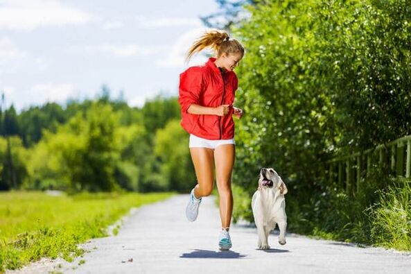 Il est recommandé de commencer une série d'exercices pour perdre du poids par une course dans le parc. 